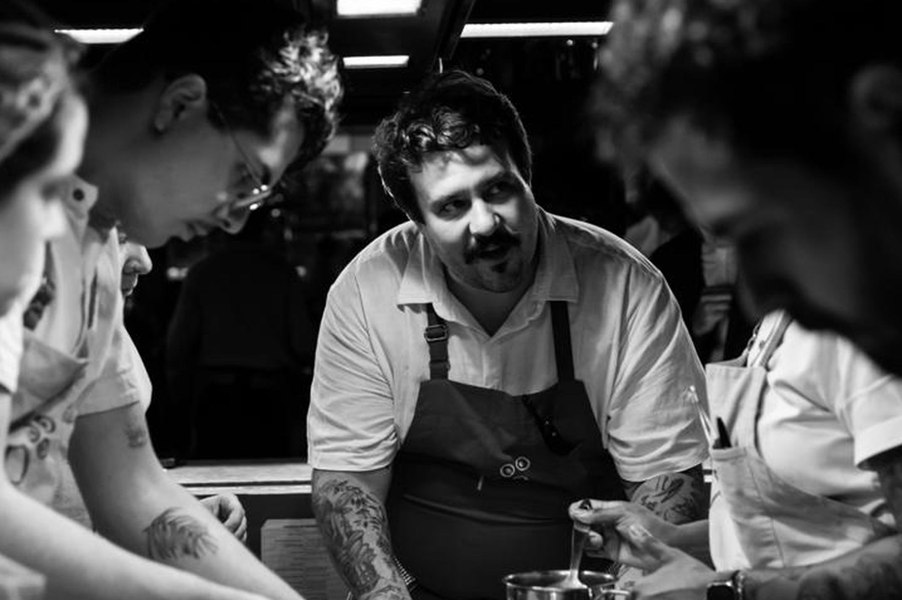 Caio Soter and the brigade in the Pacato kitchen